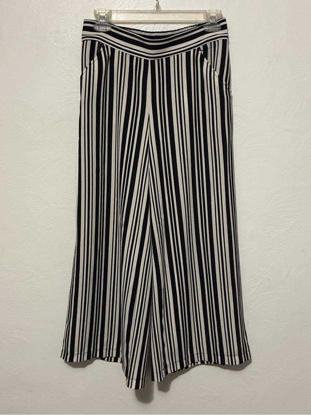 Max Studio Black & White Stripped Palazzo pants-cropped size small
